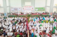 Ribuan Jamaah Padati...