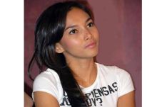 Dua Model Cantik Jadi...