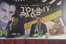 Tommy Page Hibur Penggemar...