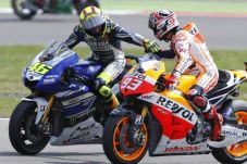 Rossi dan Marquez Terpental...