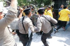 Demo Ijazah Palsu, Mahasiswa-Polisi...