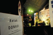 Kumpulkan Uang, Beras,...