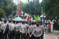 Ratusan Orang Minta...