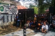 Warga Indramayu Nobar...