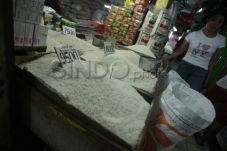 Stok Beras Bulog Masih...