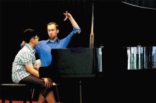 Berimprovisasi Piano...