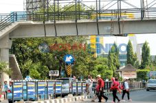 Capek Seberangi JPO