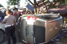 Mobil Tabrak Warung,...