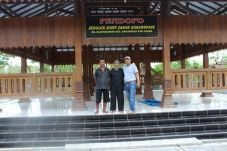 Menjamu Tamu, Semua...