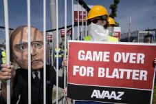 Sepp Blatter Mundur...