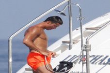 Liburan Ronaldo Mandikan...