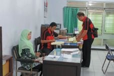 Polisi Geledah Kantor...