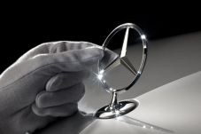 Mercedes Cengkram Pasar...