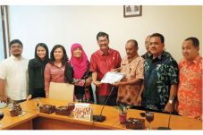Komisi E Serahkan Ijazah...