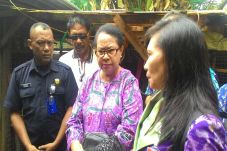 Menteri Yohana Duga...
