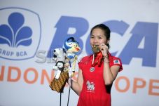 Ratchanok Intanon sang...