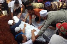 Isak Tangis Iringi Pemakaman...