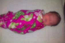 Lahir di KRL, Bayi Ini...