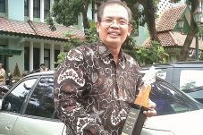 Pertama Berlomba, Pensiunan...