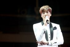 Lee Min Ho Bernyanyi...