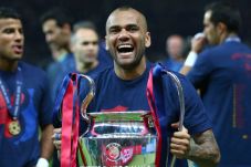 Batal Hengkang, Alves...