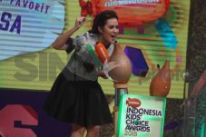 Raisa Bawa Pulang Penghargaan...