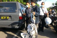 Cangkul dan Sekop Ditemukan...