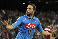 Higuain Sepakat Berganti...