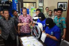 Pacaran dengan Pria...