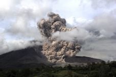 Gunung Sinabung Luncurkan...