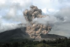 Sinabung Luncurkan Awan...