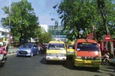 Angkot Ngetem Macetkan...