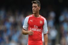 Ozil Ajak Dua Kolega...