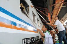 60 Pecinta Kereta Api...
