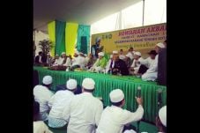 Ribuan Warga Meriahkan...