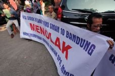 Kepala SMAN 10 Digugat...
