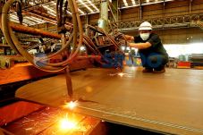 Industri Baja Bertahan