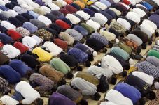 Tarawih Perdana, Warga...