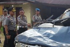 Mobil Masuk Sungai,...
