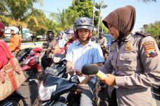 Polwan Berjilbab Bagikan...