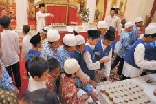 Jokowi Bagikan Sepeda...