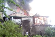 Tiga Rumah Ludes Dilalap...