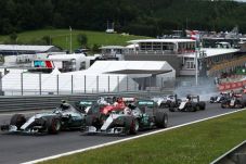 Rosberg Pecundangi Hamilton...
