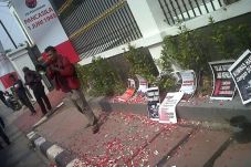 Tabur Bunga untuk Tolak...
