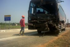 Bus Seruduk Truk di...