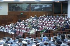 Saat Sidang, Gedung...