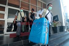 KPK Geledah Kantor Bupati...