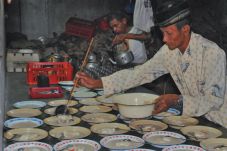 Menikmati Bubur Sayur...