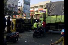Kecelakaan 2 Truk, Lalu...
