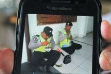 Menyaru Polisi, Perampok...